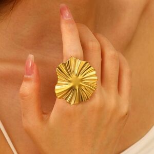 Elegant Gold Floral Statement Ring